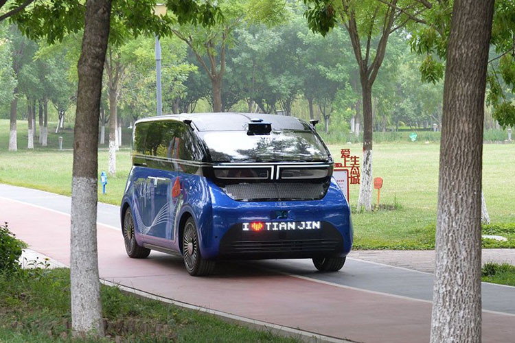 Tianjin EV có diện tích mô-đun năng lượng mặt trời là 8,1 mét vuông và tạo ra tối đa 7,6 kWh điện mỗi ngày vào một ngày nắng. Tianjin được cung cấp năng lượng bởi một bộ pin có mật độ năng lượng 330 Wh / kg và dung lượng chưa xác định và có phạm vi vận hành là 74,8 km sau mỗi lần sạc đầy. Tốc độ tối đa mẫu xe này đạt được là 79,2 km/h.