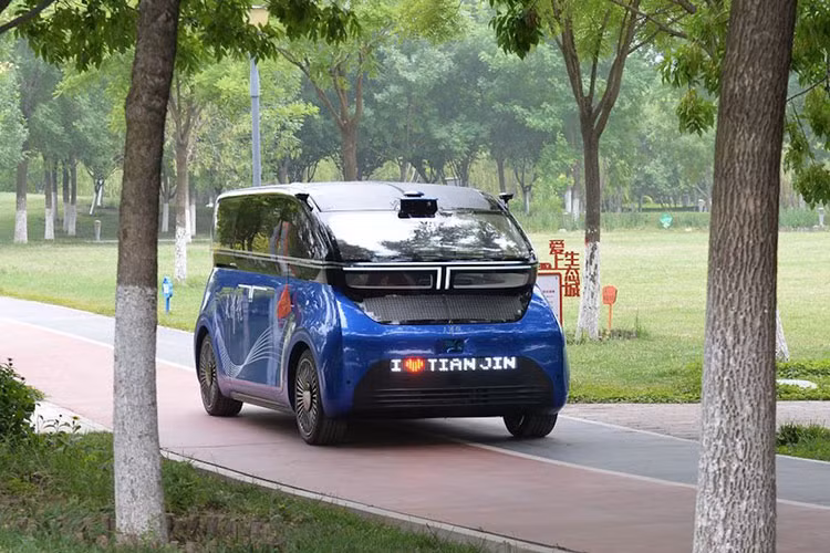 Tianjin EV có diện tích mô-đun năng lượng mặt trời là 8,1 mét vuông và tạo ra tối đa 7,6 kWh điện mỗi ngày vào một ngày nắng. Tianjin được cung cấp năng lượng bởi một bộ pin có mật độ năng lượng 330 Wh / kg và dung lượng chưa xác định và có phạm vi vận hành là 74,8 km sau mỗi lần sạc đầy. Tốc độ tối đa mẫu xe này đạt được là 79,2 km/h.