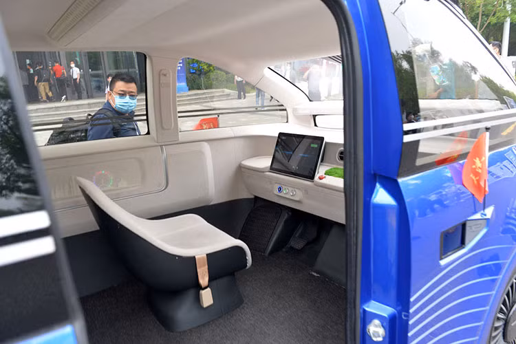 Do có thể tự lái hoàn toàn nên nội thất xe được thiết kế vô cùng đơn giản với một màn hình cảm ứng và vài nút bấm, trong đó có một nút đỏ dừng xe khẩn cấp.