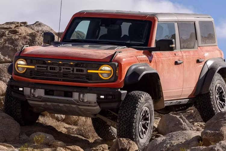  Ford Bronco Raptor thế hệ mới được phát triển trên nền tảng khung gầm nâng cấp với hệ thống treo có hành trình dài hơn giúp tăng cường khoảng sáng gầm xe. Điều đáng nói là dù mang đến khả năng off-road vượt trội hơn nhưng Bronco Raptor vẫn giữ lại các tính năng và trang bị như phiên bản thông thường nhằm đảm bảo độ tiện nghi khi vận hành hàng ngày.