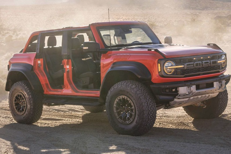 Về sức mạnh, Ford Bronco Raptor bản off-road sử dụng động cơ tăng áp kép EcoBoost V6 3.0L cho công suất tối đa dự kiến là 400 mã lực - Ford chưa công bố chính xác sức mạnh của phiên bản mới này.