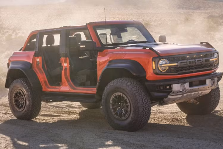 Về sức mạnh, Ford Bronco Raptor bản off-road sử dụng động cơ tăng áp kép EcoBoost V6 3.0L cho công suất tối đa dự kiến là 400 mã lực - Ford chưa công bố chính xác sức mạnh của phiên bản mới này.