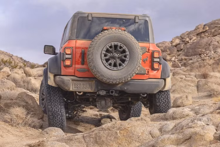 Tại thị trường Mỹ, giá xe Ford Bronco Raptor có mức bán khởi điểm từ 69.995 USD (khoảng 1,59 tỷ đồng). Giống như các phiên bản khác, Bronco Raptor còn cung cấp nhiều gói trang bị và phụ kiện tùy chọn nhưng Ford hiện chưa công bố chi tiết.