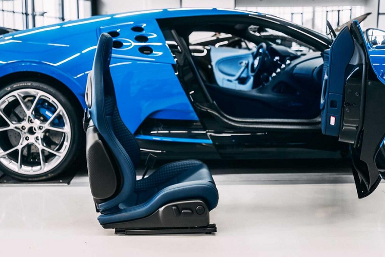 Để so sánh, EB 110 trước đây có trang bị động cơ tăng áp tứ V12 dung tích 3.5 lít, tạo ra 603 mã lực đối với biến bản Super Sport. Phiên bản GT sử dụng động cơ tương tự nhưng công suất chỉ là 552 mã lực. Phiên bản mạnh hơn có thể gia tốc 0-100 km/h trong 3,3 giây và đạt tốc độ tối đa 351 km/h. Giá xe Bugatti Centodieci khoảng 8 triệu euro (hơn 192 tỷ đồng) mỗi chiếc, và tất cả chúng đều đã có người mua.