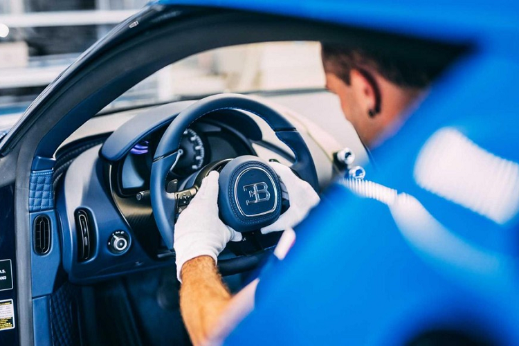 Như đã công bố, Centodieci sử dụng động cơ tăng áp tứ W16 dung tích 8.0 lít của Bugatti, sản sinh công suất 1.600 mã lực. Điều này cho phép siêu xe đắt giá đạt vận tốc 100 km/h chỉ trong 2,4 giây, 200 km/h trong 6,1 giây và 300 km/h trong 13,1 giây. Tốc độ tối đa được giới hạn điện tử của xe là 380 km/h.