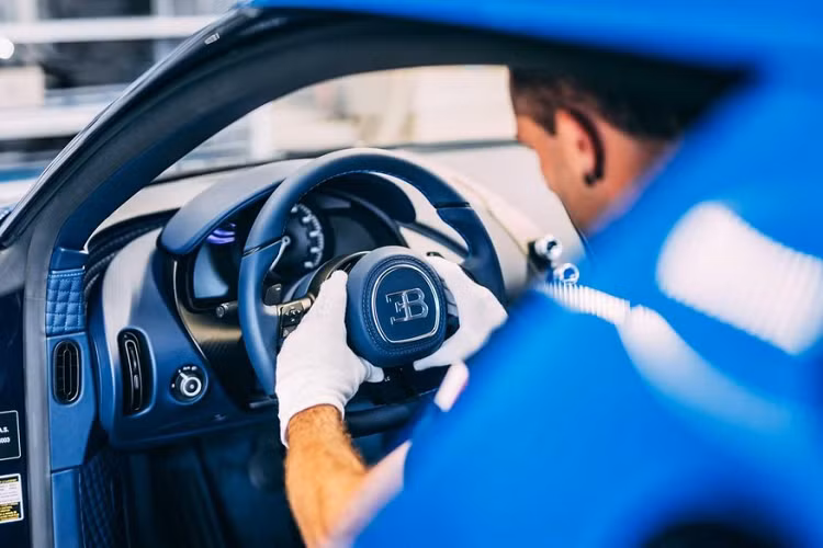 Như đã công bố, Centodieci sử dụng động cơ tăng áp tứ W16 dung tích 8.0 lít của Bugatti, sản sinh công suất 1.600 mã lực. Điều này cho phép siêu xe đắt giá đạt vận tốc 100 km/h chỉ trong 2,4 giây, 200 km/h trong 6,1 giây và 300 km/h trong 13,1 giây. Tốc độ tối đa được giới hạn điện tử của xe là 380 km/h.