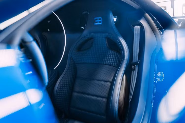 Ngoại thất siêu xe Bugatti Centodieci thể hiện rõ sự tri ân đối với mẫu Bugatti EB 110 từ những năm 1990, và nguồn cảm hứng này cũng truyền sang nội thất. Thương hiệu nói rằng kiểu dáng cho các tấm ốp cửa, bảng đồng hồ, và phần bệ trung tâm đều sử dụng siêu xe cổ điển làm nguồn ảnh hưởng chính.