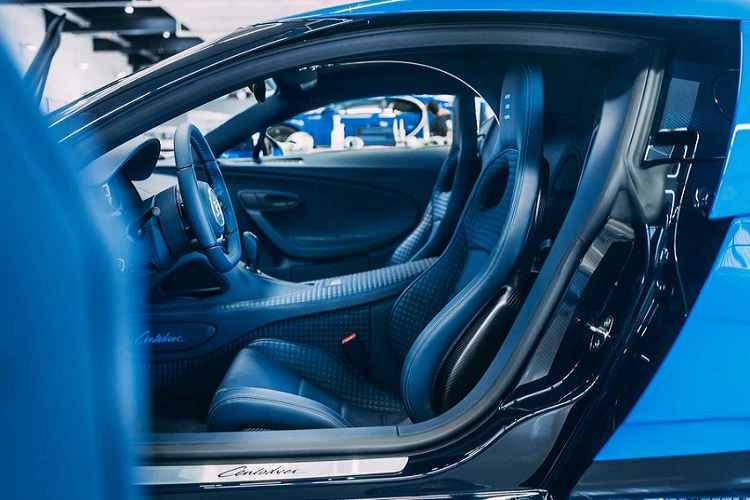 Những chiếc Bugatti Centodieci đặc biệt sản xuất đầu tiên cho một khách hàng trong vài tuần nữa. Để tạo thêm sự chú ý cho chuyện đó, nhà sản xuất siêu xe Pháp mới đây đã tung ra những hình ảnh đẹp nhằm đề cao tay nghề chế tạo cabin của mẫu xe sản xuất giới hạn này.