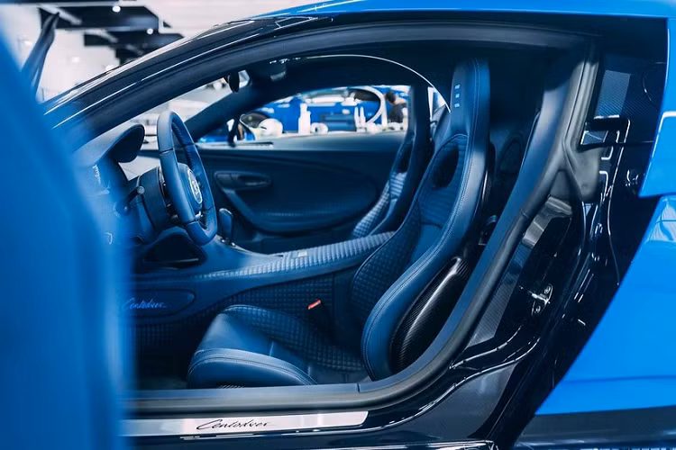 Những chiếc Bugatti Centodieci đặc biệt sản xuất đầu tiên cho một khách hàng trong vài tuần nữa. Để tạo thêm sự chú ý cho chuyện đó, nhà sản xuất siêu xe Pháp mới đây đã tung ra những hình ảnh đẹp nhằm đề cao tay nghề chế tạo cabin của mẫu xe sản xuất giới hạn này.