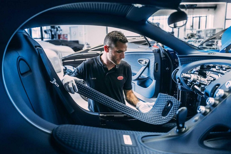 Các kỹ thuật viên của Bugatti đã để mắt đến từng chi tiết khi lắp ráp nội thất của mỗi chiếc Centodieci. Mỗi nội thất cần tới 16 tuần để lắp ráp hoàn chỉnh. Thậm chí riêng quá trình sản xuất logo EB nổi trên tựa đầu cũng mất hơn 4 ngày. Ngoài ra, công ty còn có người thực hiện khâu tay từng ô vuông lớp da bọc ghế. Cuối cùng, một người khác sẽ chịu trách nhiệm đánh giá những chiếc ghế trong cả một ngày để đảm bảo rằng mọi thứ đều hoàn hảo.