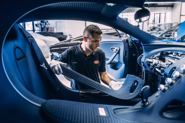 Các kỹ thuật viên của Bugatti đã để mắt đến từng chi tiết khi lắp ráp nội thất của mỗi chiếc Centodieci. Mỗi nội thất cần tới 16 tuần để lắp ráp hoàn chỉnh. Thậm chí riêng quá trình sản xuất logo EB nổi trên tựa đầu cũng mất hơn 4 ngày. Ngoài ra, công ty còn có người thực hiện khâu tay từng ô vuông lớp da bọc ghế. Cuối cùng, một người khác sẽ chịu trách nhiệm đánh giá những chiếc ghế trong cả một ngày để đảm bảo rằng mọi thứ đều hoàn hảo.