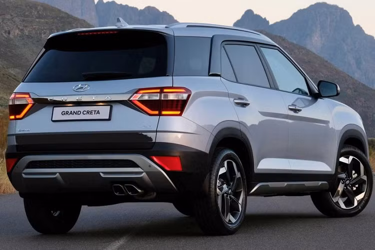 Không chỉ có kích thước lớn hơn, Hyundai Grand Creta 2022 còn sở hữu thiết kế ngoại thất khác biệt so với phiên bản 5 chỗ, đặc biệt là đầu xe. Khi nhìn trực diện, chúng ta sẽ thấy lưới tản nhiệt với mắt lưới dạng đa điểm mạ crôm. Ngoài ra, viền mạ crôm của lưới tản nhiệt còn vòng sang hai bên, ăn sâu vào bên trong cụm đèn pha. Tiếp đến là cản trước và đèn sương mù mới.