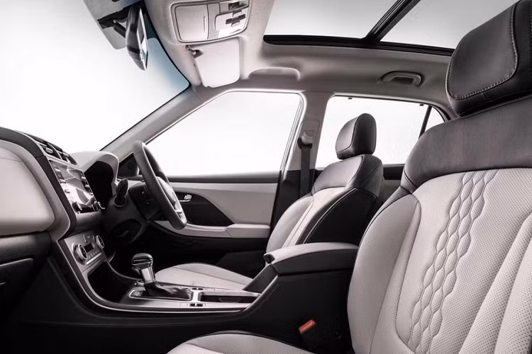 Đằng sau Hyundai Grand Creta 2022 xuất hiện cụm đèn hậu với thiết kế ôm lấy 2 góc đuôi xe và cản sau mới. Bên dưới cản sau là 2 ống xả và tấm ốp bảo vệ gầm màu bạc. Nhờ kích thước lớn hơn nên Hyundai Grand Creta 2022 cũng sở hữu nội thất rộng rãi hơn phiên bản 5 chỗ.