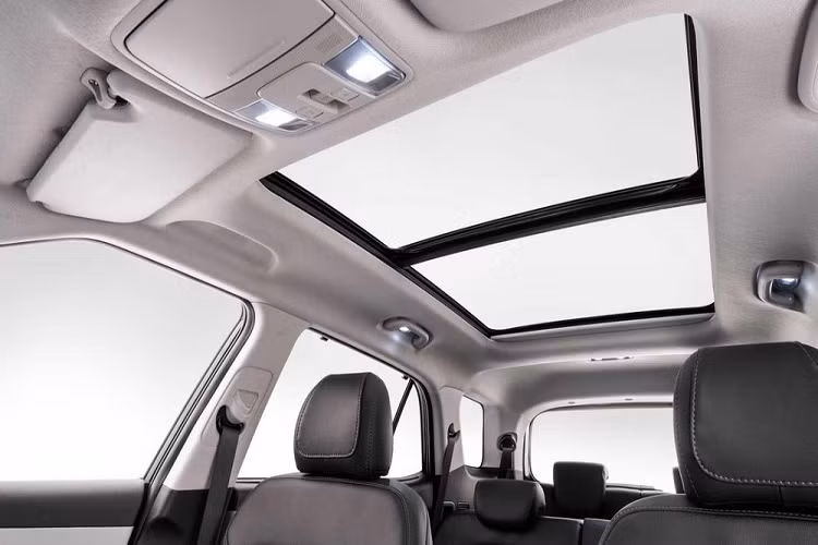 Đáng tiếc là Hyundai Grand Creta 2022 tại Nam Phi không có gói công nghệ an toàn chủ động Hyundai SmartSense như Creta ở Việt Nam. Thay vào đó, xe đi kèm những trang bị an toàn tiêu chuẩn như 6 túi khí, camera lùi, hệ thống kiểm soát hành trình, cảm biến đỗ xe phía sau và hệ thống hỗ trợ khởi hành ngang dốc. Cảm biến đỗ xe phía trước, phanh tay điện tử và tính năng tự động giữ phanh tạm thời sẽ chỉ dành cho bản cao cấp.