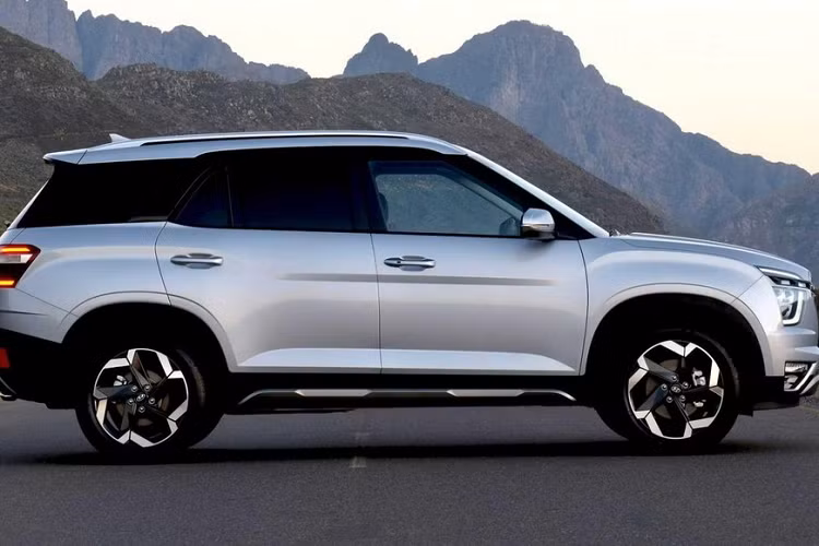 Được phát triển dựa trên cơ sở gầm bệ của Hyundai Creta giá rẻ nhưng mẫu crossover 7 chỗ này có kích thước lớn hơn. Cũng cần phải nói thêm rằng, Hyundai Grand Creta 2022 được ra đời dựa trên Creta dành cho Ấn Độ chứ không phải mẫu xe cùng tên đang bán ở Việt Nam.