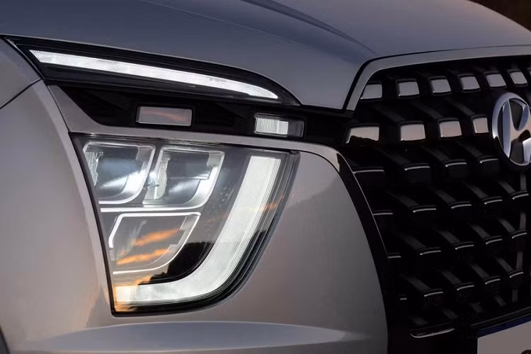 Khoang hành lý của mẫu crossover 7 chỗ này có thể tích là 180 lít khi không gập ghế xuống. Nếu gập hàng ghế thứ ba xuống, con số này tăng lên 561 lít. Nếu gập 2 hàng ghế sau thì thể tích khoang hành lý là 1.670 lít.