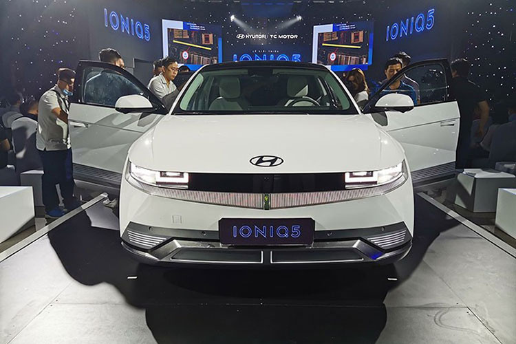Sự xuất hiện của Hyundai IONIQ 5 khiến cho thị trường xe điện tại nước ta ngày càng sôi động và đa dạng hơn. Người dùng Việt Nam ngoài các dòng xe điện hạng như sang Porsche, Audi thì còn có thể lựa chọn xe từ các thương hiệu khác như VinFast, Hyundai và sắp tới là Kia.