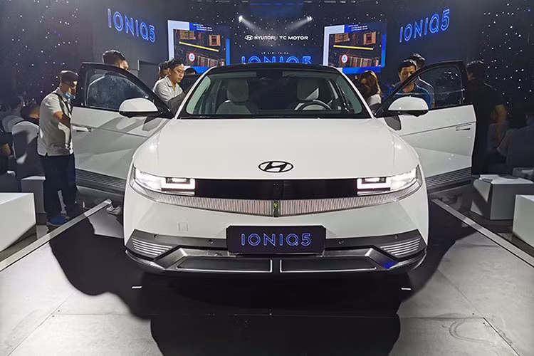 Sự xuất hiện của Hyundai IONIQ 5 khiến cho thị trường xe điện tại nước ta ngày càng sôi động và đa dạng hơn. Người dùng Việt Nam ngoài các dòng xe điện hạng như sang Porsche, Audi thì còn có thể lựa chọn xe từ các thương hiệu khác như VinFast, Hyundai và sắp tới là Kia.
