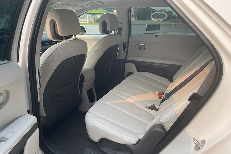 Hyundai IONIQ 5 được thiết kế theo phong cách tối giản. Xe được trang bị cặp màn hình có kích thước 12,3 inch nối liền, trang bị hệ thống âm thanh Bose cao cấp cùng các chuẩn hệ thống giải trí thời thượng nhất hiện nay như Android Auto/Apple Carplay cùng với camera 360 độ.