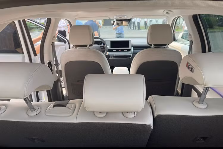 Về kích thước, IONIQ 5 sở hữu kích thước tổng thể của 1 mẫu SUV tầm trung với các thông số Dài x Rộng x Cao lần lượt là 4.635 x 1.890 x 1.605 (mm), khoảng sáng gầm xe đạt 160mm. Điểm đáng chú ý là chiều dài cơ sở của IONIQ 5 đạt 3.000mm, tương đương với các mẫu SUV cỡ lớn, giúp cabin rộng rãi.