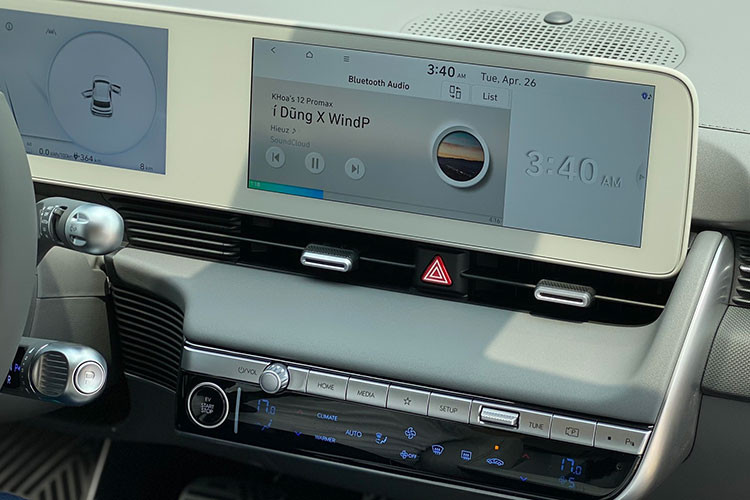 Tốc độ tối đa của xe được giới hạn ở mức 185 km/h và khả năng tăng tốc 0-100 km/h trong 7,4 giây. Với đặc thù phản ứng tức thì của động cơ điện, công suất cùng Momen xoắn của chiếc xe sẽ đạt được ngay từ khi có tác động vào chân ga. Xe có khả năng di chuyển tối đa 450km cho 1 lần sạc với điều kiện vận hành thông thường. Pin được đặt phẳng dưới sàn xe cùng chiều dài cơ sở 3.000mm. 