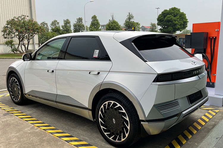 Hyundai IONIQ 5 chạy điện được xây dựng trên nền tảng E-GMP (Electric Global Modular Platform) tiên tiến nhất của Hyundai. Đây là mẫu xe thuần điện BEV (Battery Electric Vehicle) với hệ thống pin sạc có dung lượng 72,6kWh, đáp ứng cấu trúc điện kép 400V/800V, cho phép tương thích bộ sạc nhanh DC 350kW với tốc độ sạc từ 10 - 80% chỉ trong 18 phút và 56 phút với trạm sạc 50kW để sạc từ 20 - 80%. 