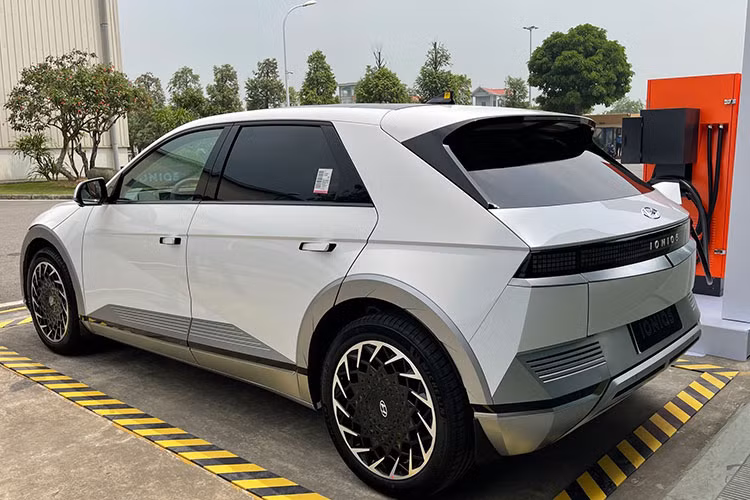 Hyundai IONIQ 5 chạy điện được xây dựng trên nền tảng E-GMP (Electric Global Modular Platform) tiên tiến nhất của Hyundai. Đây là mẫu xe thuần điện BEV (Battery Electric Vehicle) với hệ thống pin sạc có dung lượng 72,6kWh, đáp ứng cấu trúc điện kép 400V/800V, cho phép tương thích bộ sạc nhanh DC 350kW với tốc độ sạc từ 10 - 80% chỉ trong 18 phút và 56 phút với trạm sạc 50kW để sạc từ 20 - 80%. 