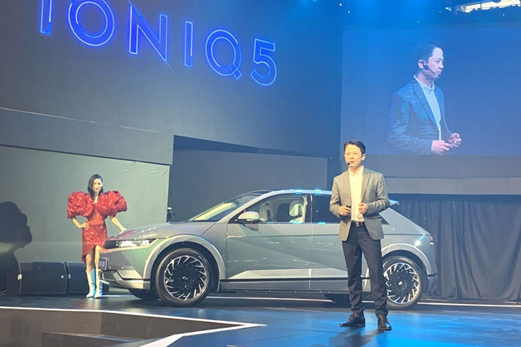 Bên cạnh đó là hệ thống cảm biến áp suất lốp (TPMS); Hệ thống chống trộm Immobilizer; Hệ thống an toàn 6 túi khí; Hệ thống hỗ trợ giữ làn đường (LKA); Hệ thống giám sát phòng tránh va chạm điểm mù (BVM); Hệ thống phòng tránh va chạm trước (FCA); Hệ thống điều khiển hành trình thông minh Smart Cruise Control (SCC).