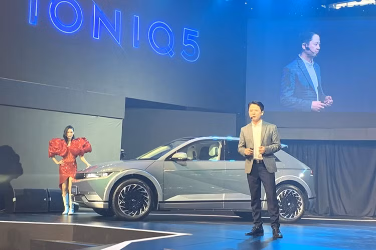 Bên cạnh đó là hệ thống cảm biến áp suất lốp (TPMS); Hệ thống chống trộm Immobilizer; Hệ thống an toàn 6 túi khí; Hệ thống hỗ trợ giữ làn đường (LKA); Hệ thống giám sát phòng tránh va chạm điểm mù (BVM); Hệ thống phòng tránh va chạm trước (FCA); Hệ thống điều khiển hành trình thông minh Smart Cruise Control (SCC).