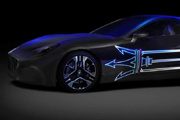 Ít nhất, chúng ta có thể thấy bộ la-zăng 3 chấu tối ưu khí động học trên Maserati GranTurismo Folgore 2023 mới, và một lưới tản nhiệt theo kiểu đặc trưng của GranTurismo ở phía trước. Tuy nhiên, điều thực sự quan trọng ở đây là những gì lắp đặt bên dưới vỏ ngoài. Vì đây mới là những hình ảnh hé lộ đầu tiên, Maserati đã không công khai mọi thông tin nhưng có cho biết rằng Folgore sẽ chạy trên một khung mới sử dụng 3 mô tơ điện.
