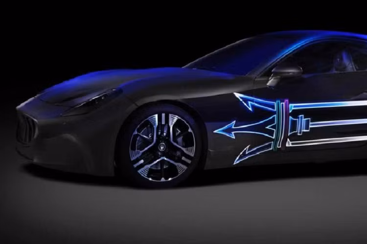 Ít nhất, chúng ta có thể thấy bộ la-zăng 3 chấu tối ưu khí động học trên Maserati GranTurismo Folgore 2023 mới, và một lưới tản nhiệt theo kiểu đặc trưng của GranTurismo ở phía trước. Tuy nhiên, điều thực sự quan trọng ở đây là những gì lắp đặt bên dưới vỏ ngoài. Vì đây mới là những hình ảnh hé lộ đầu tiên, Maserati đã không công khai mọi thông tin nhưng có cho biết rằng Folgore sẽ chạy trên một khung mới sử dụng 3 mô tơ điện.