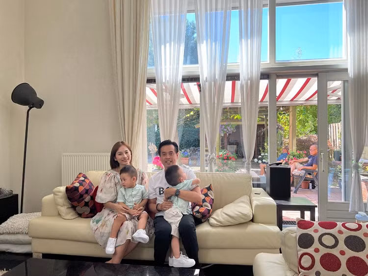 Nhac si Duong Khac Linh khien chi em xon xang khi lam viec nay-Hinh-3