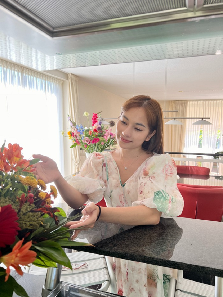 Nhac si Duong Khac Linh khien chi em xon xang khi lam viec nay-Hinh-5