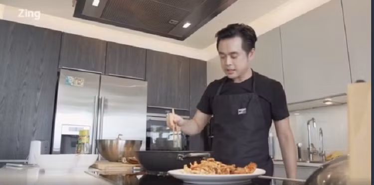 Nhac si Duong Khac Linh khien chi em xon xang khi lam viec nay-Hinh-28