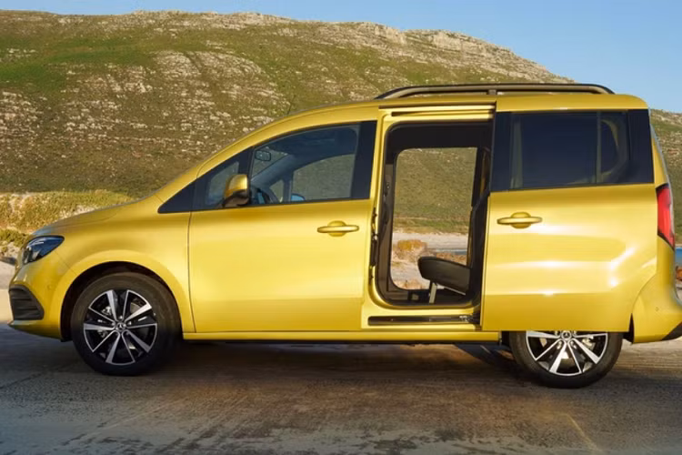 Trong khi đó, bản T160d và T180d được trang bị động cơ dầu diesel cho công suất 92 mã lực và 112 mã lực tương ứng.