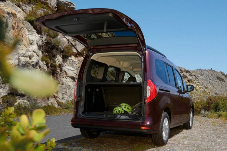 Một vài tính năng đáng chú ý khác trên T-Class là trợ lý giọng nói, mở cửa không cần chìa khóa, đèn viền nội thất, ghế bọc da nhân tạo Artico, 7 túi khí và nhiều hệ thống hỗ trợ lái.