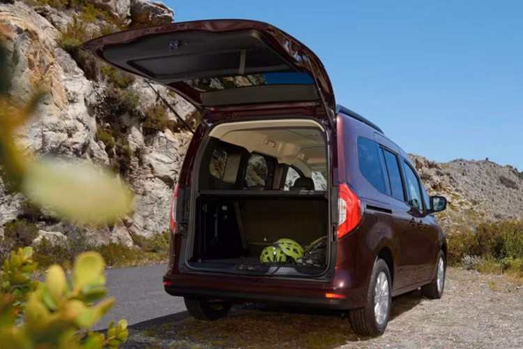 Một vài tính năng đáng chú ý khác trên T-Class là trợ lý giọng nói, mở cửa không cần chìa khóa, đèn viền nội thất, ghế bọc da nhân tạo Artico, 7 túi khí và nhiều hệ thống hỗ trợ lái.