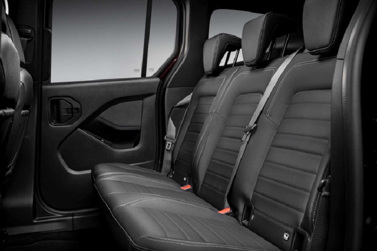 Đối với nội thất, đàn em của V-Class được trang bị màn hình cảm ứng 7 inch, kết nối Apple CarPlay / Android Auto, tuy nhiên xe không có cụm đồng hồ kỹ thuật số giống như mọi mẫu Mercedes khác hiện nay.