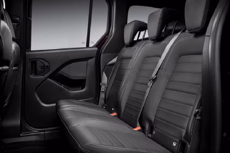 Đối với nội thất, đàn em của V-Class được trang bị màn hình cảm ứng 7 inch, kết nối Apple CarPlay / Android Auto, tuy nhiên xe không có cụm đồng hồ kỹ thuật số giống như mọi mẫu Mercedes khác hiện nay.