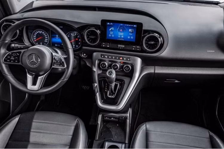 Hãng xe Đức cung cấp T-Class với hệ dẫn động cầu trước và hộp số sàn 6 cấp tiêu chuẩn. Tùy chọn hộp số ly hợp kép 7 cấp chỉ có sẵn cho các bản động cơ xăng và diesel mạnh mẽ hơn.