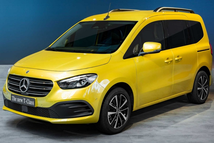 MPV hạng sang Mercedes-Benz T-Class 2023 dùng cửa bản lề thông thường ở phía trước và cửa trượt ở phía sau. Đi kèm là bánh xe hợp kim 16 inch hoặc thép 16 inch theo tiêu chuẩn, ngoài ra khách hàng có thể đặt mua tùy chọn bánh xe hợp kim 17 inch.