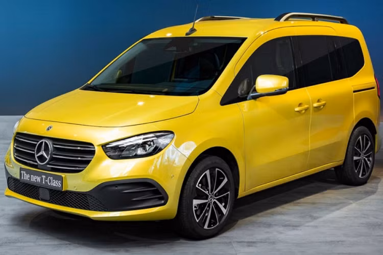 MPV hạng sang Mercedes-Benz T-Class 2023 dùng cửa bản lề thông thường ở phía trước và cửa trượt ở phía sau. Đi kèm là bánh xe hợp kim 16 inch hoặc thép 16 inch theo tiêu chuẩn, ngoài ra khách hàng có thể đặt mua tùy chọn bánh xe hợp kim 17 inch.