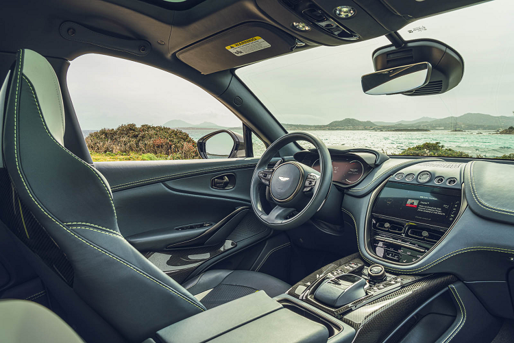 Động cơ V8 tăng áp kép, dung tích 4.0 lít của DBX 707 được trang bị thêm bộ tăng áp cùng hộp số tự động ly hợp ướt 9 cấp, cho phép xe sản sinh công suất tối đa lên đến 707PS đúng như tên gọi của xe và mô-men xoắn cực đại 900 Nm.