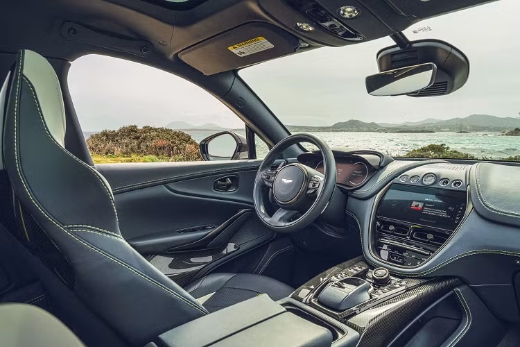 Động cơ V8 tăng áp kép, dung tích 4.0 lít của DBX 707 được trang bị thêm bộ tăng áp cùng hộp số tự động ly hợp ướt 9 cấp, cho phép xe sản sinh công suất tối đa lên đến 707PS đúng như tên gọi của xe và mô-men xoắn cực đại 900 Nm.