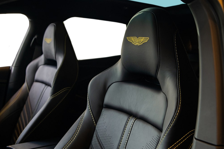 Nâng cấp đặc tính sang trọng với chất liệu da Semi-Aniline hoàn chỉnh với những đôi cánh Aston Martin thêu thủ công tinh xảo trên tựa đầu, cùng đường sọc tương phản xuống giữa ghế và hoa văn đục lỗ ở lưng, đệm ghế. 2 phong cách tùy chọn này có sẵn đến 38 màu sắc, mang đến cho khách hàng nhiều hơn các cơ hội cá nhân hóa chiếc xe của riêng mình.
