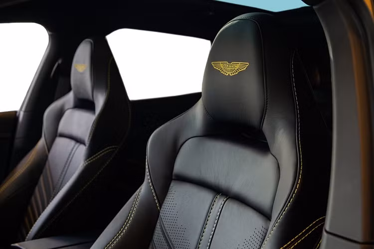 Nâng cấp đặc tính sang trọng với chất liệu da Semi-Aniline hoàn chỉnh với những đôi cánh Aston Martin thêu thủ công tinh xảo trên tựa đầu, cùng đường sọc tương phản xuống giữa ghế và hoa văn đục lỗ ở lưng, đệm ghế. 2 phong cách tùy chọn này có sẵn đến 38 màu sắc, mang đến cho khách hàng nhiều hơn các cơ hội cá nhân hóa chiếc xe của riêng mình.