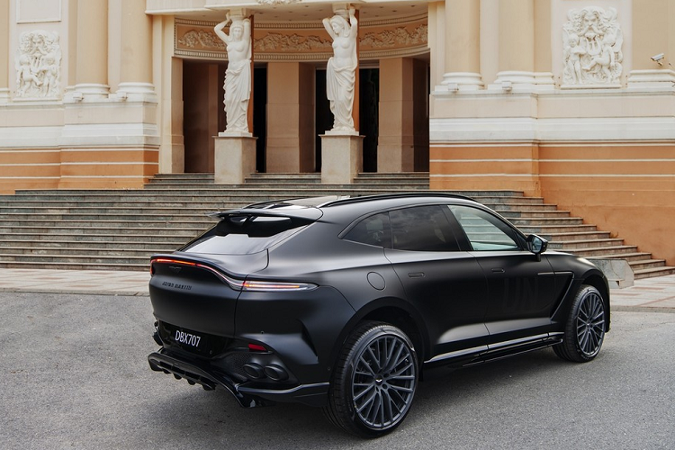 Nhờ sức mạnh công suất tăng thêm 155 mã lực mà khả năng tăng tốc từ 0 đến 100 km/h của xe được cải thiện chỉ cần thời gian 3,3 giây. DBX 707 cũng được trang bị bộ vi sai cầu sau hạn chế trượt điện tử phiên bản mới giúp xử lý mô-men xoắn cao hoàn toàn tự động, tăng cường phản ứng khi sang số đảm bảo DBX 707 có sự ổn định khi vào cua.