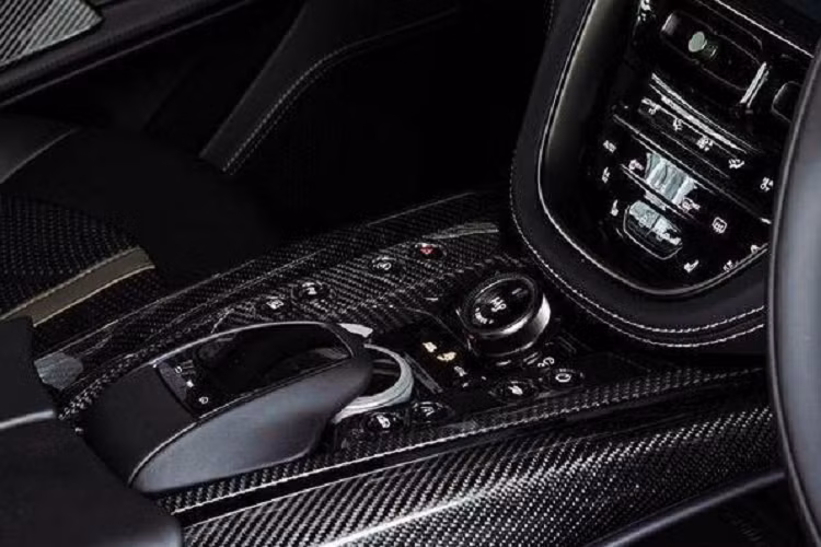 DBX 707 có bảng điều khiển đặt ở vị trí thấp hơn, được hoàn thiện bằng carbon bóng cao cấp, với một công tắc xoay mới cho phép người lái truy cập nhanh chóng nhiều các chế độ lái khác nhau. Bộ điều khiển thông tin giải trí và bàn điều khiển cảm ứng được mạ chrome sáng đầy thu hút.