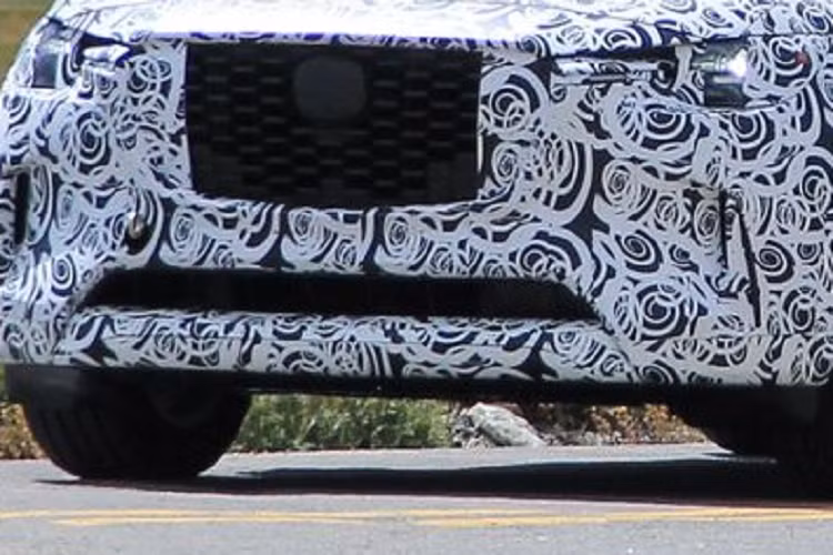 "Được phát triển dựa trên cơ sở gầm bệ hoàn toàn mới với kích thước dài, rộng hơn những mẫu xe Mazda hiện tại, CX-90 sẽ tiếp tục mang trên mình triết lý thiết kế Kodo", hãng Mazda Bắc Mỹ hé lộ trên fanpage chính thức.