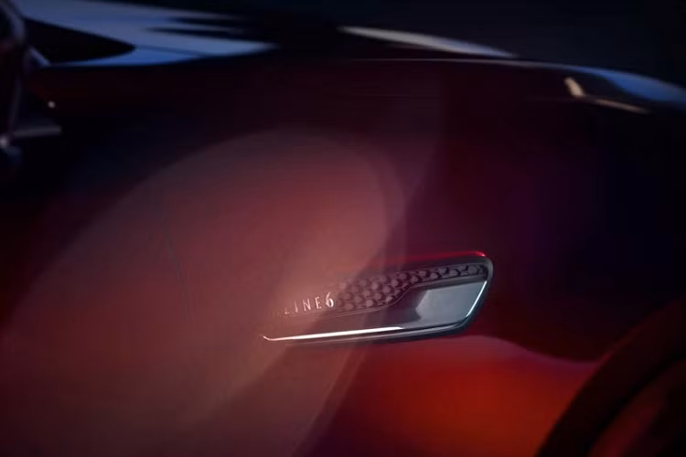 Có vẻ như màu sơn này sẽ là trang bị tùy chọn cao cấp của xe. Artisan Red Premium có 3 lớp và được phủ lên thân xe thông qua quy trình có tên Takuminuri, tạm dịch là "sơn màu nghệ thuật". Hình ảnh do hãng Mazda tung ra còn cho thấy trên chắn bùn trước của mẫu xe SUV Mazda CX-90 có nẹp trang trí mạ crôm với dòng chữ "Inline 6".